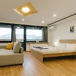 Modernes In Lage, Balkon, Kostenloser Parkplatz Max 1,65m Hoehe Und 1,8m Breite Апартаменты *