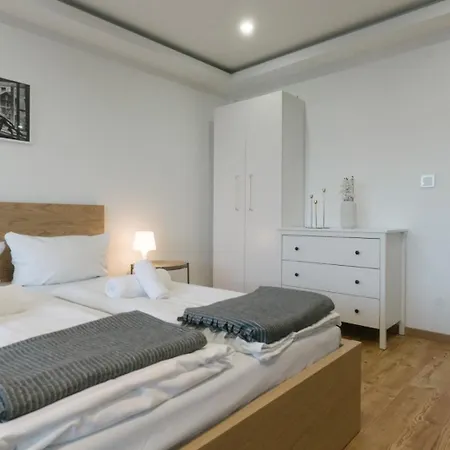 Neues In Lage, Free Parking Max 1,65m Hoehe Und 1,8m Breite Apartment *