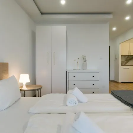 Apartment Neues In Lage, Free Parking Max 1,65m Hoehe Und 1,8m Breite *