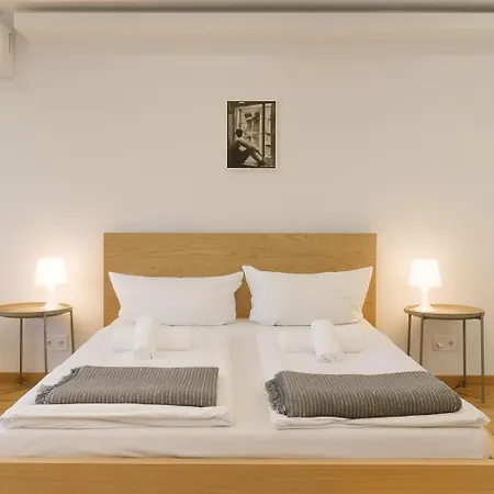 Апартаменты Modernes In Lage, Balkon, Kostenloser Parkplatz Max 1,65m Hoehe Und 1,8m Breite
