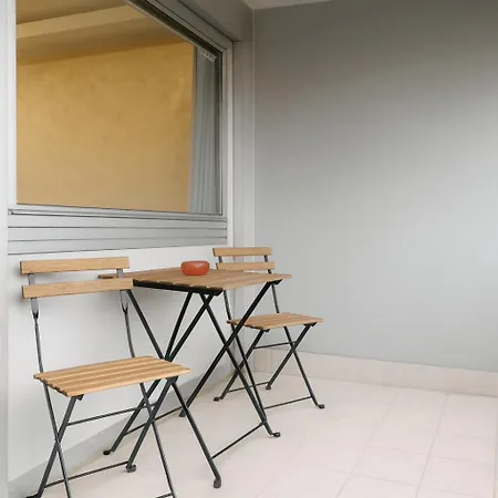Modernes In Lage, Balkon, Kostenloser Parkplatz Max 1,65m Hoehe Und 1,8m Breite Апартаменты
