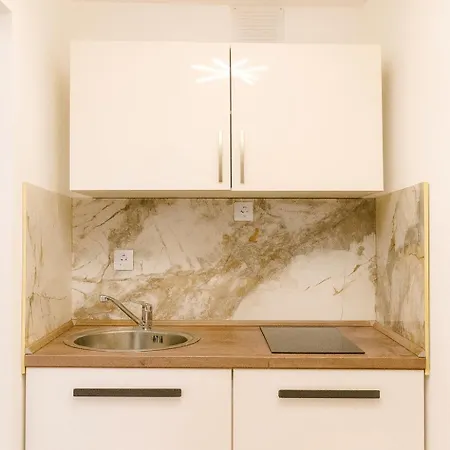 Апартаменты Modernes In Lage, Balkon, Kostenloser Parkplatz Max 1,65m Hoehe Und 1,8m Breite