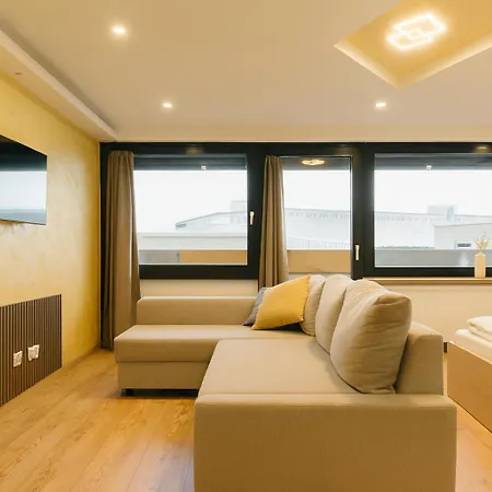 Modernes In Lage, Balkon, Kostenloser Parkplatz Max 1,65m Hoehe Und 1,8m Breite