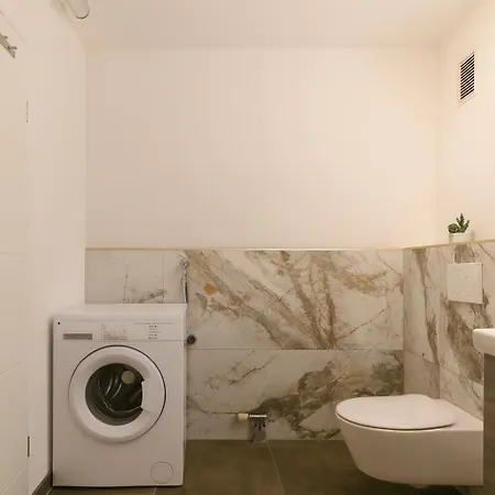 Modernes In Lage, Balkon, Kostenloser Parkplatz Max 1,65m Hoehe Und 1,8m Breite 卡尔斯鲁厄