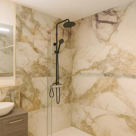 Neues In Lage, Free Parking Max 1,65m Höhe Und 1,8m Breite