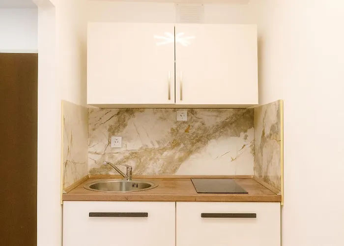 Appartement Neues In Lage, Free Parking Max 1,65m Hoehe Und 1,8m Breite